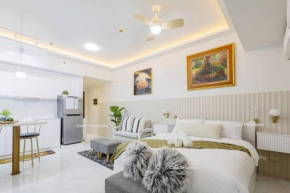 Casa Feliza Belle-veranda overlooking Venice Grand Canal Gondola ride, with pool,gym,tennis,basketball courts,sauna and massage room